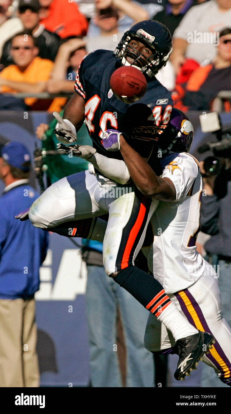 Chicago Bears defensive back Chris Harris (46) breaks up a long pass intended for Minnesota Vikings receiver Troy Williamson, right, during the fourth quarter, October 16, 2005, at Soldier Field in Chicago. The Bears won 28-3. (UPI Photo/Brian Kersey) Stock Photo