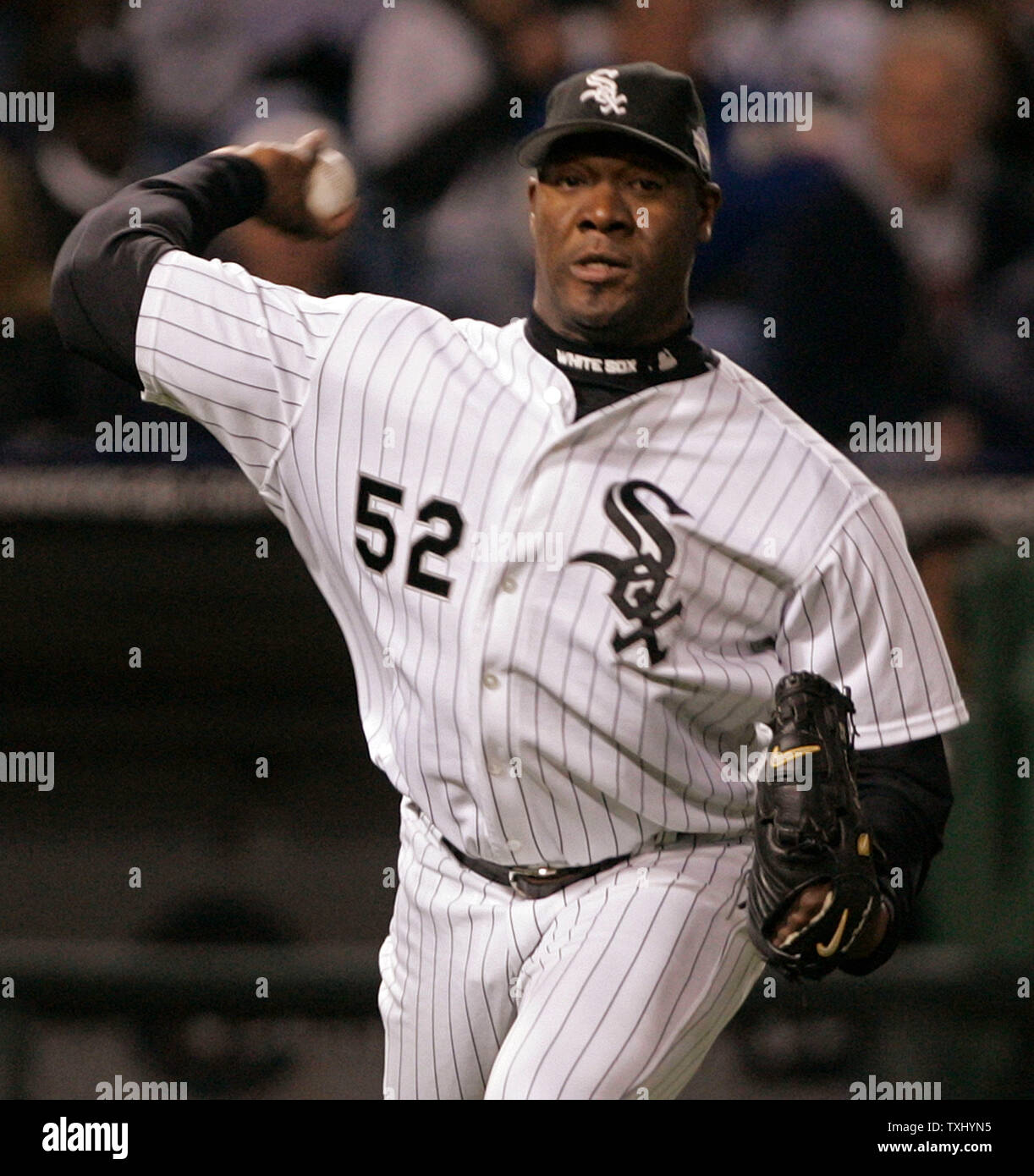 Chicago White Sox starting pitcher Jose Contreras (52) throws out