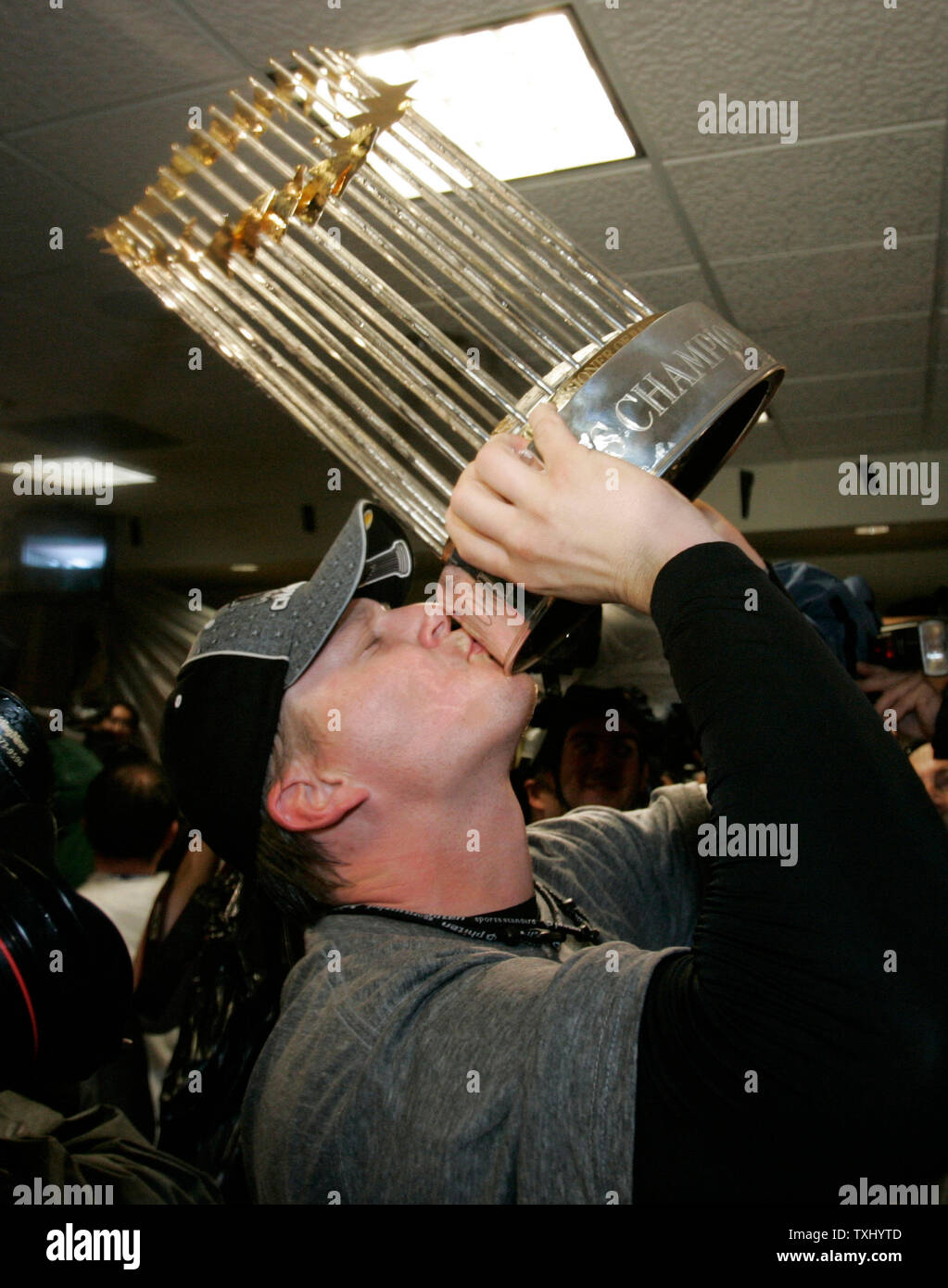 Chicago White Sox's Geoff Blum kisses the World Series trophy as the White  Sox celebrate their 1-0 win over the Houston Astros in game 4 of the World  Series, October 26, 2005