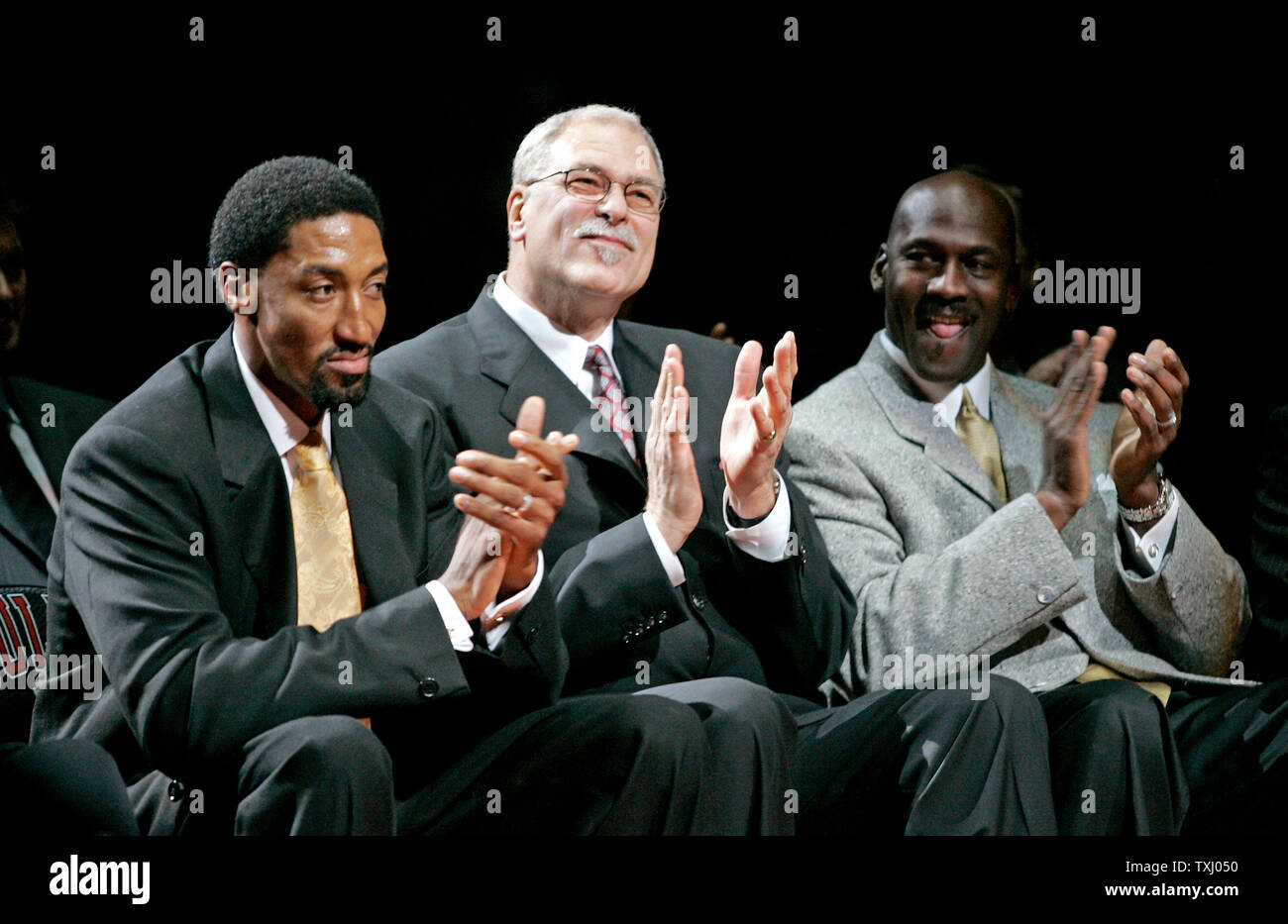 Michael Jordan with coach Phil Jackson during the 1997 NBA Finals against  the Utah Jazz Stock Photo - Alamy