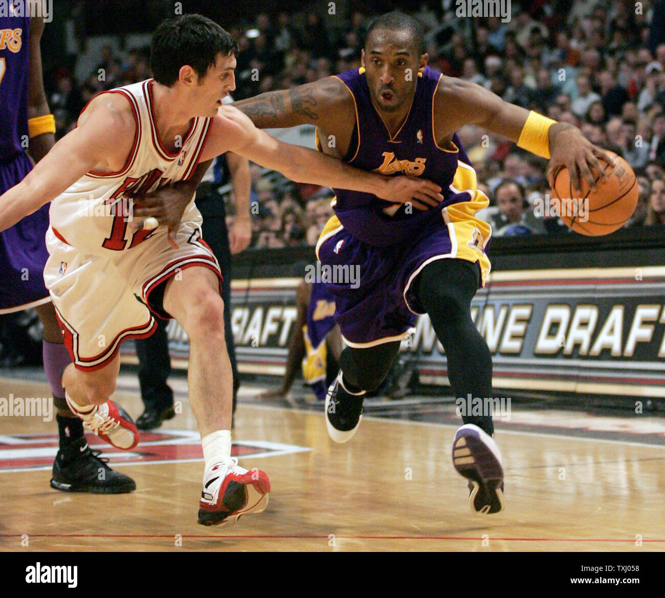 Los Angeles Lakers Kobe Bryant (R), drives on Chicago Bulls' Kirk Hinrich during the fourth quarter on December 9, 2005, in Chicago. The Lakers won 93-80. (UPI Photo/Brian Kersey) Stock Photo