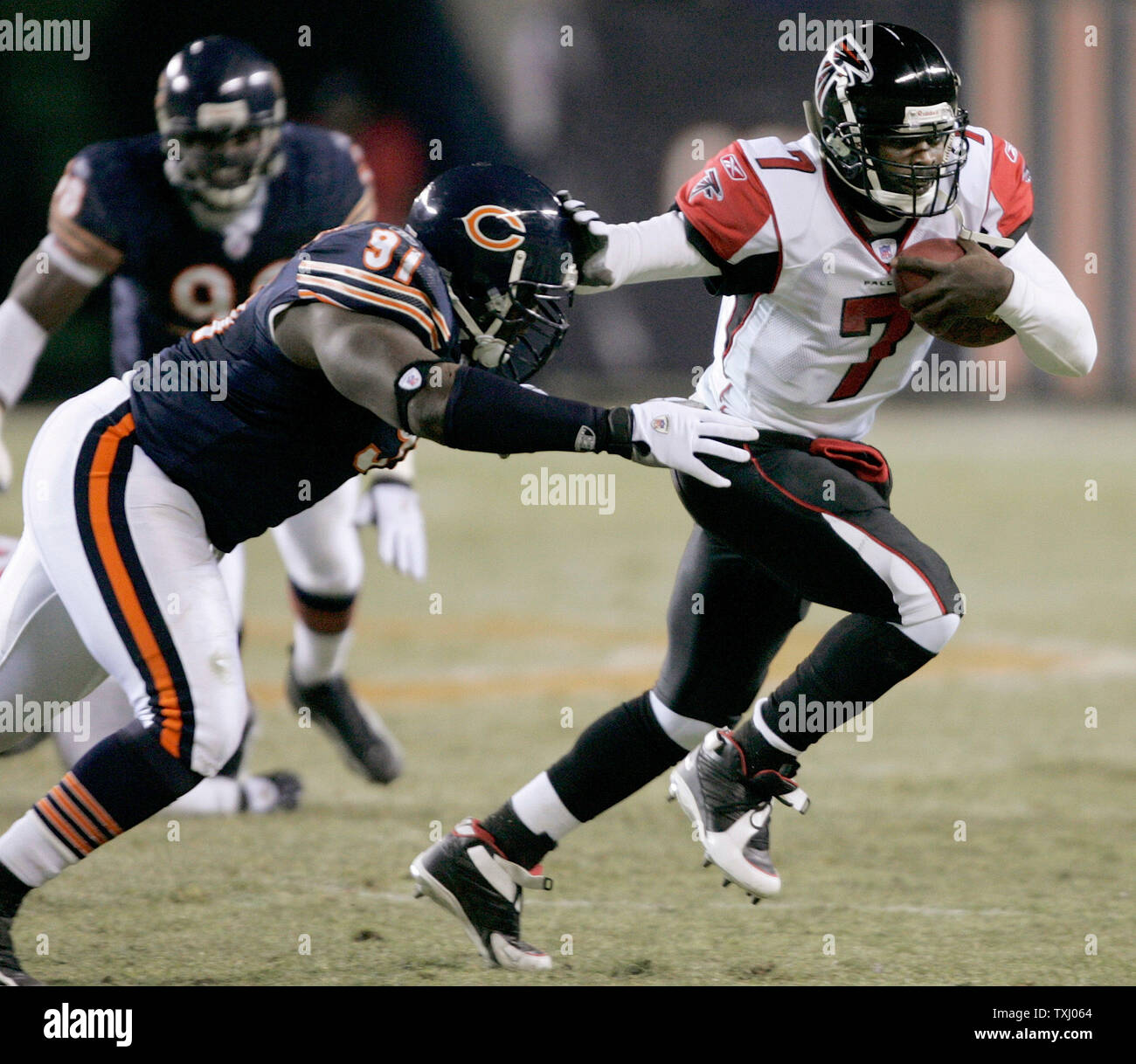 Atlanta Falcons QB Michael Vick runs for a gain against the 49ers in San  Francisco on September 12, 2004. The Falcons defeated the 49ers 21-19. (UPI  Photo/Terry Schmitt Stock Photo - Alamy