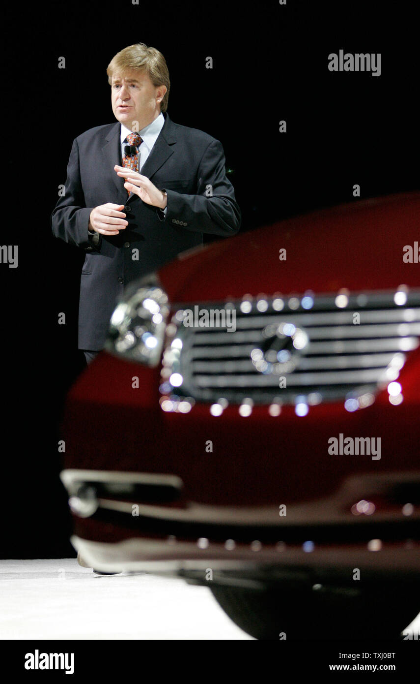 Lexus Group Vice President and General Manager Bob Carter unveils the Lexus ES 350 at the 2006 Chicago Auto Show on February 8, 2006 at McCormick Place in Chicago. (UPI Photo/Brian Kersey) Stock Photo