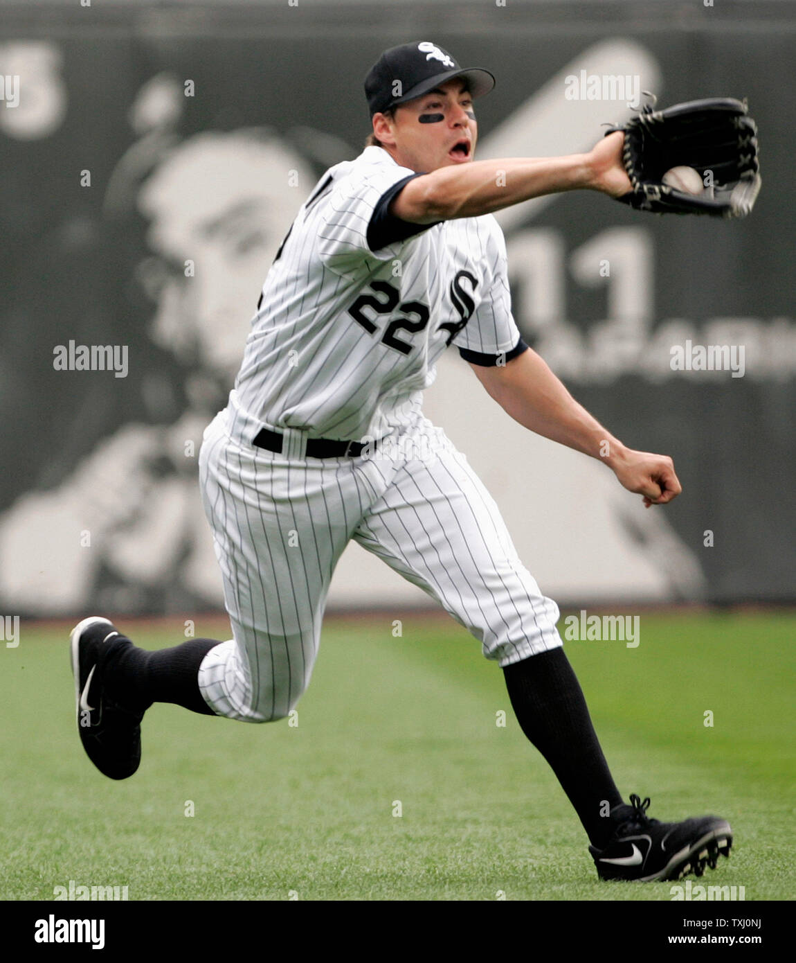 Chicago White Sox left fielder Scott Posednik (22) catches Minnesota Twins' Nick Punto's fly ball during the seventh inning on April 23, 2006, in Chicago. The White Sox won 7-3. (UPI Photo/Brian Kersey) Stock Photo