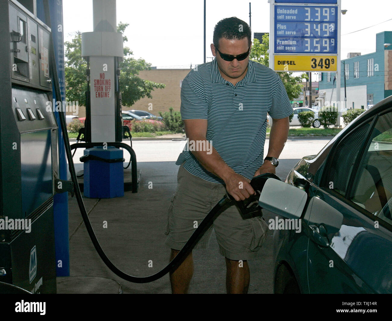 Adam Velarde, of Chicago, fills up at a Marathon gasoline station near ...