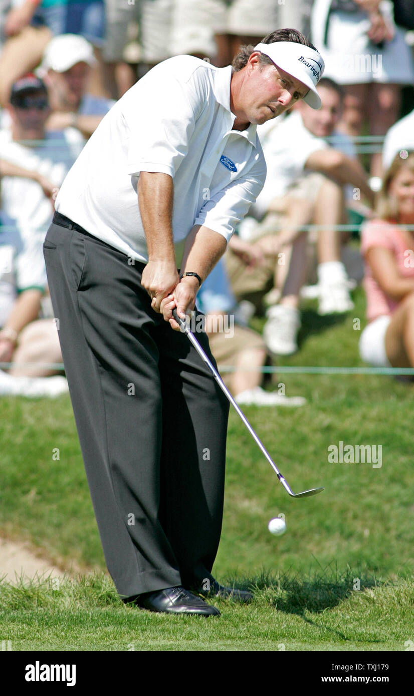 Phil Mickelson chips on to the 18th green during the final round of the Western Open at Cog Hill Golf Club in Lemont, Ill. on July 9, 2006. Mickelson finished his round with an even par 71, finishing 3 over par for the tournament. (UPI Photo/Brian Kersey) Stock Photo