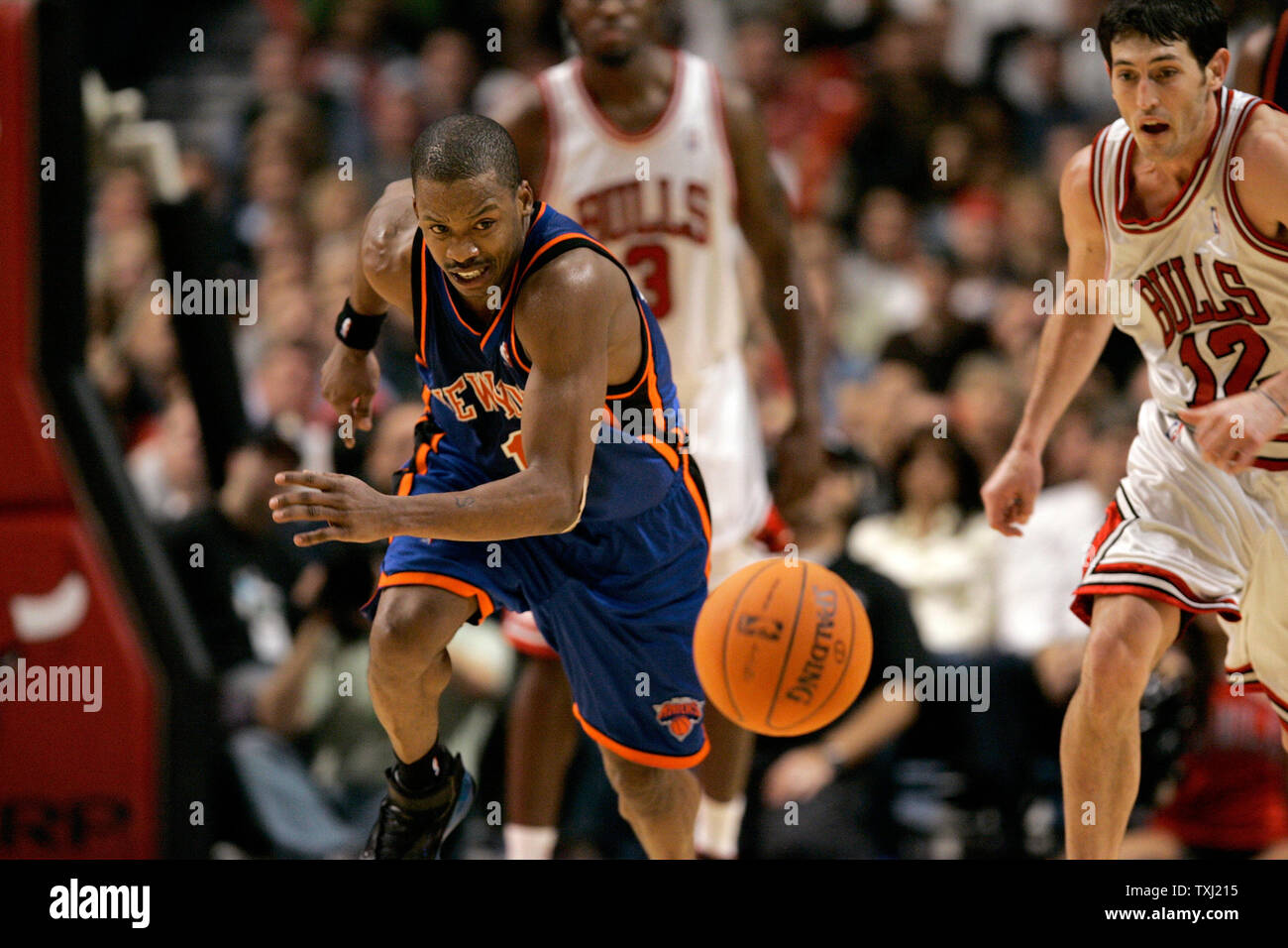 New York Knicks guard Steve Francis, left, chases down a loose ball during the fourth quarter against the Chicago Bulls in Chicago on November 28, 2006. The Bulls won 102-85. (UPI Photo/Brian Kersey) Stock Photo