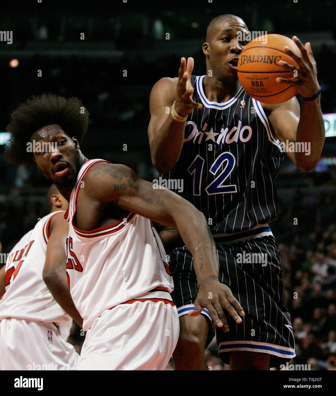 Orlando Magic's Dwight Howard (12) drives to the basket as Chicago Bulls'  Ben Wallace (3)defends during the first quarter in Chicago on February 26,  2007. (UPI Photo/Brian Kersey Stock Photo - Alamy