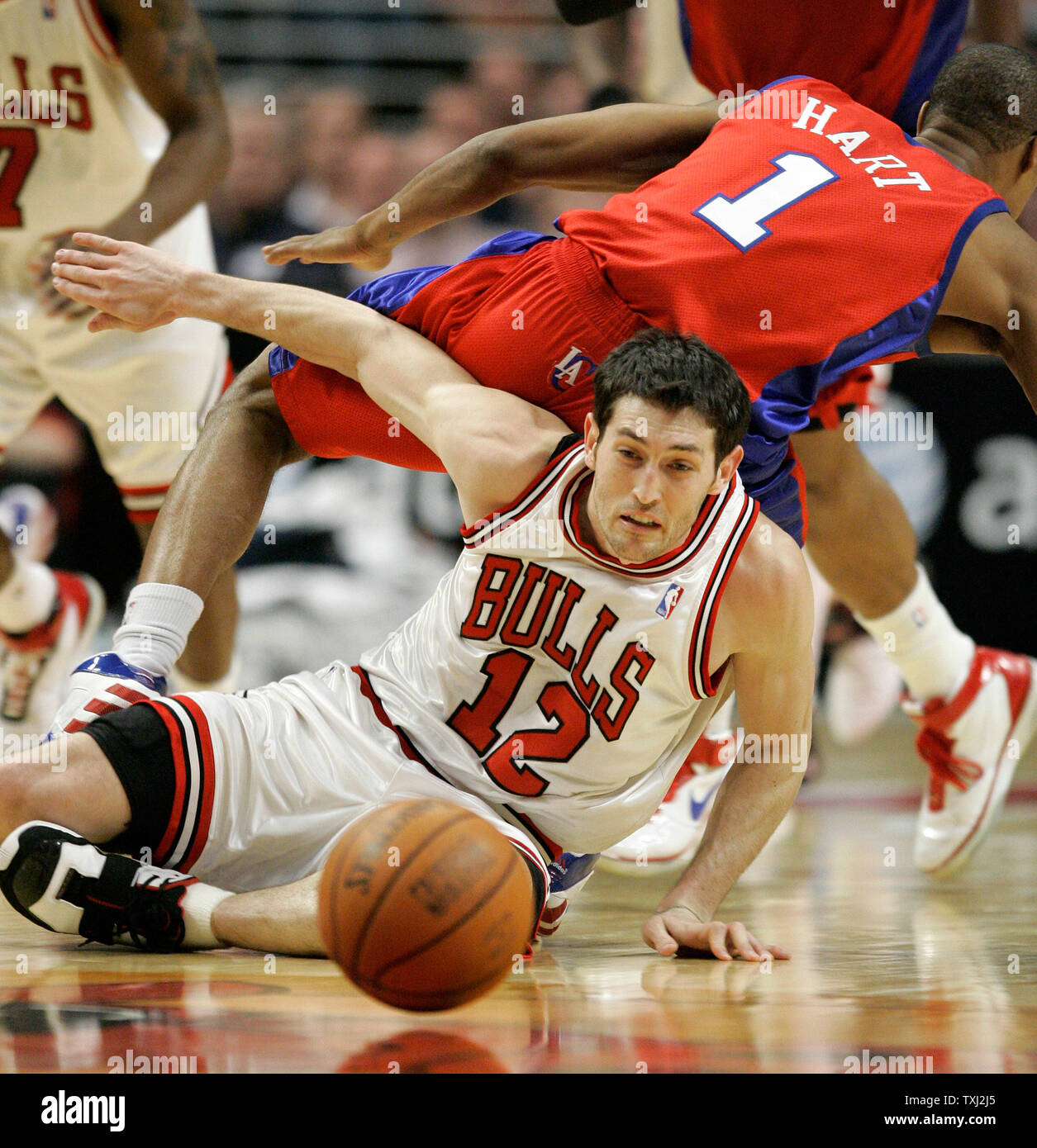 Kirk Hinrich removes goggles like a boss in Bulls-Wizards scuffle