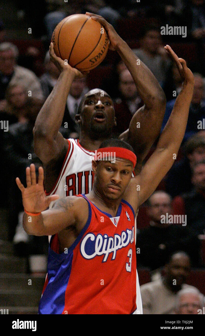 Chicago Bulls' Ben Gordon takes a shot over  Los Angeles Clippers' Daniel Ewing (3) during the fourth quarter in Chicago on March 20, 2007. The Clippers won 103-89.  (UPI Photo/Brian Kersey) Stock Photo