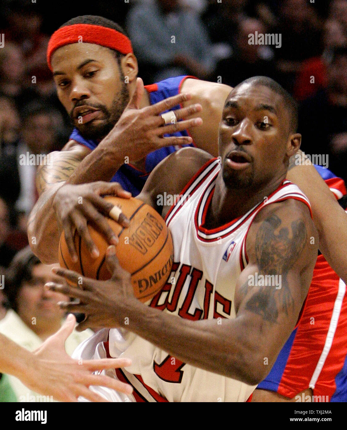 Chicago Bulls' Ben Gordon (R) drives past Detroit Pistons' Rasheed