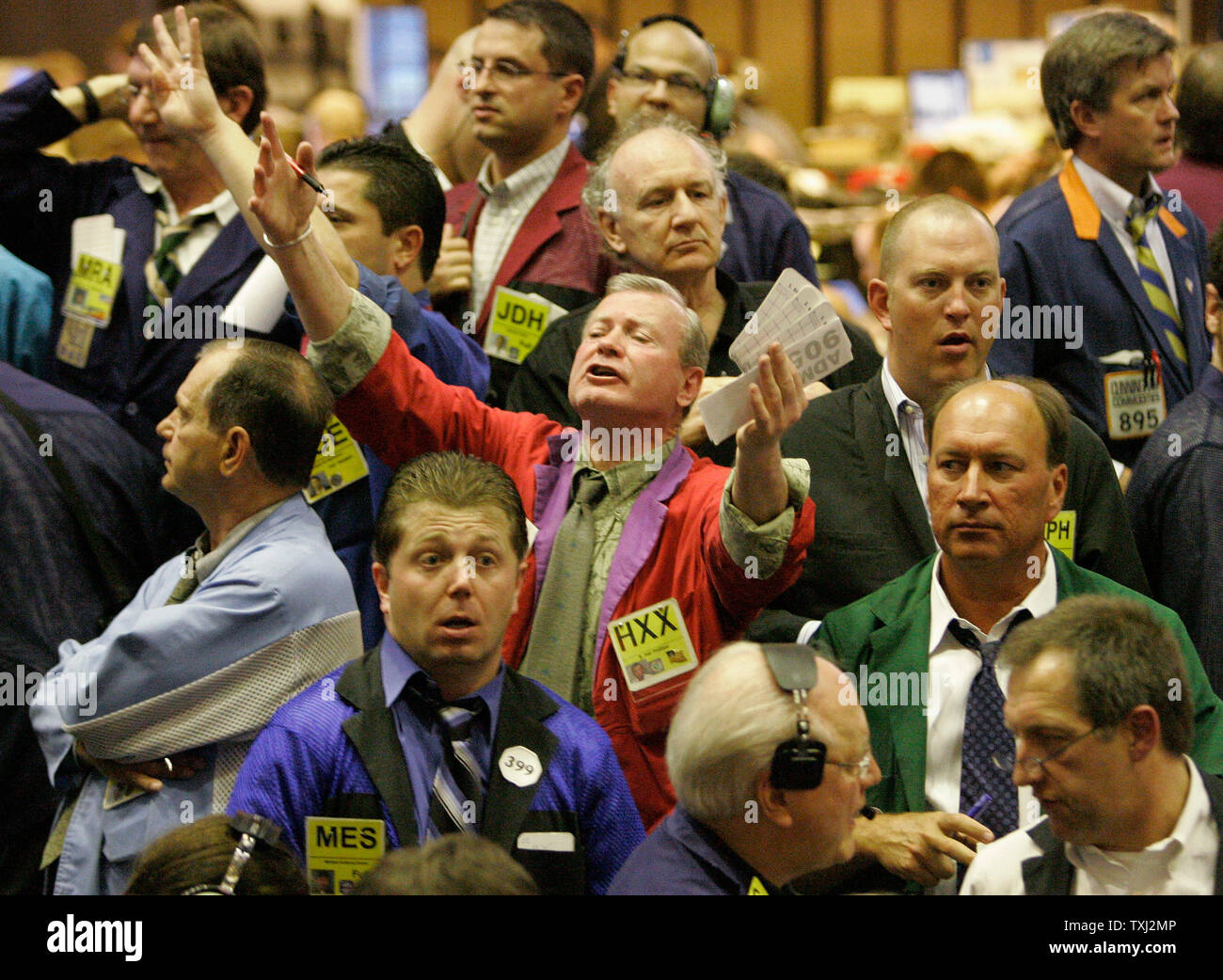 https://c8.alamy.com/comp/TXJ2MP/traders-work-in-the-corn-futures-pit-at-the-chicago-board-of-trade-in-chicago-on-march-30-2007-an-agriculture-report-released-friday-by-the-government-stated-that-us-farmers-hoping-to-cash-in-on-the-ethanol-boom-plan-to-devote-the-most-acreage-to-corn-since-1944-upi-photobrian-kersey-TXJ2MP.jpg