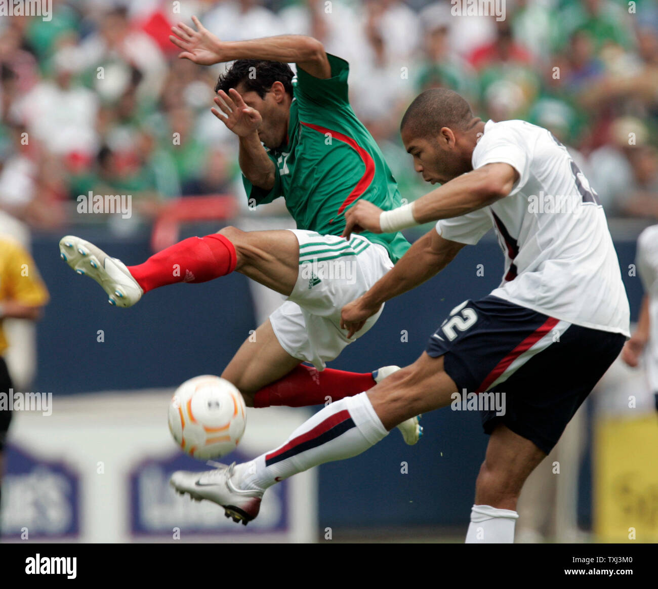 USA's Oguchi Onyewu (R) clears the ball away from Mexico's Mexico's Nery Castillo during the CONCACAF Gold Cup final match at Soldier Field in Chicago on June 24, 2007. (UPI Photo/Mark Cowan) Stock Photo