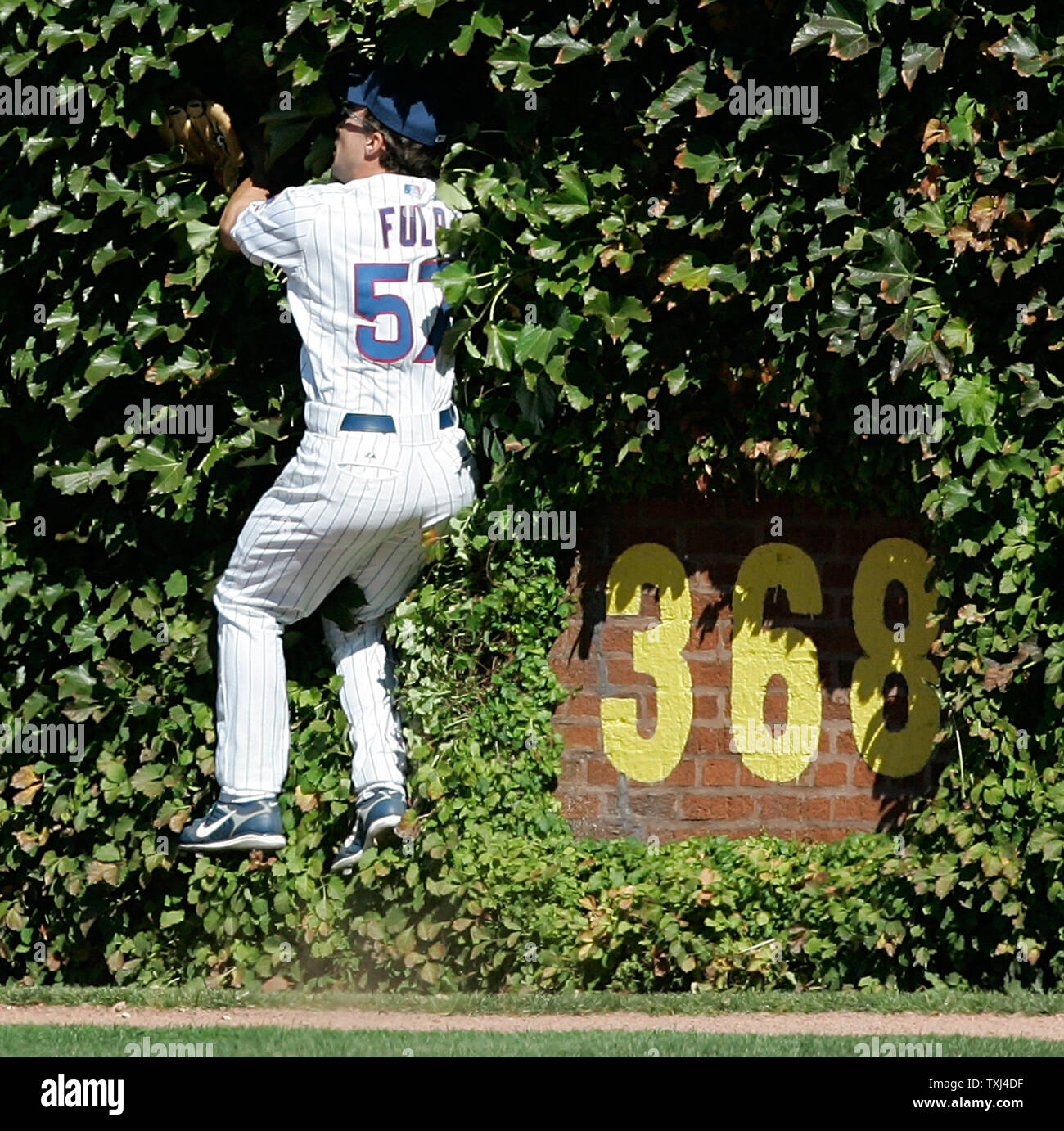 Chicago Cubs right fielder Sam Fuld collides with the right field wall after catching a fly ball hit by Pittsburgh Pirates' Nyjer Morgan during the seveth inning at Wrigley Field in Chicago on September 22, 2007. Fuld then threw to first base to double up Nate McLouth. The Cubs won 9-5. (UPI Photo/Brian Kersey) Stock Photo