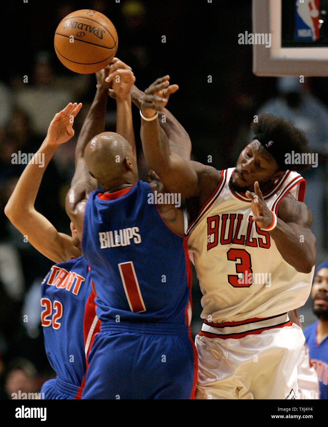 Chicago Bulls' Ben Wallace (3) and Detroit Pistons' Chauncey Chicago Bulls' Ben Wallace (3) and Detroit Pistons' Chauncey
