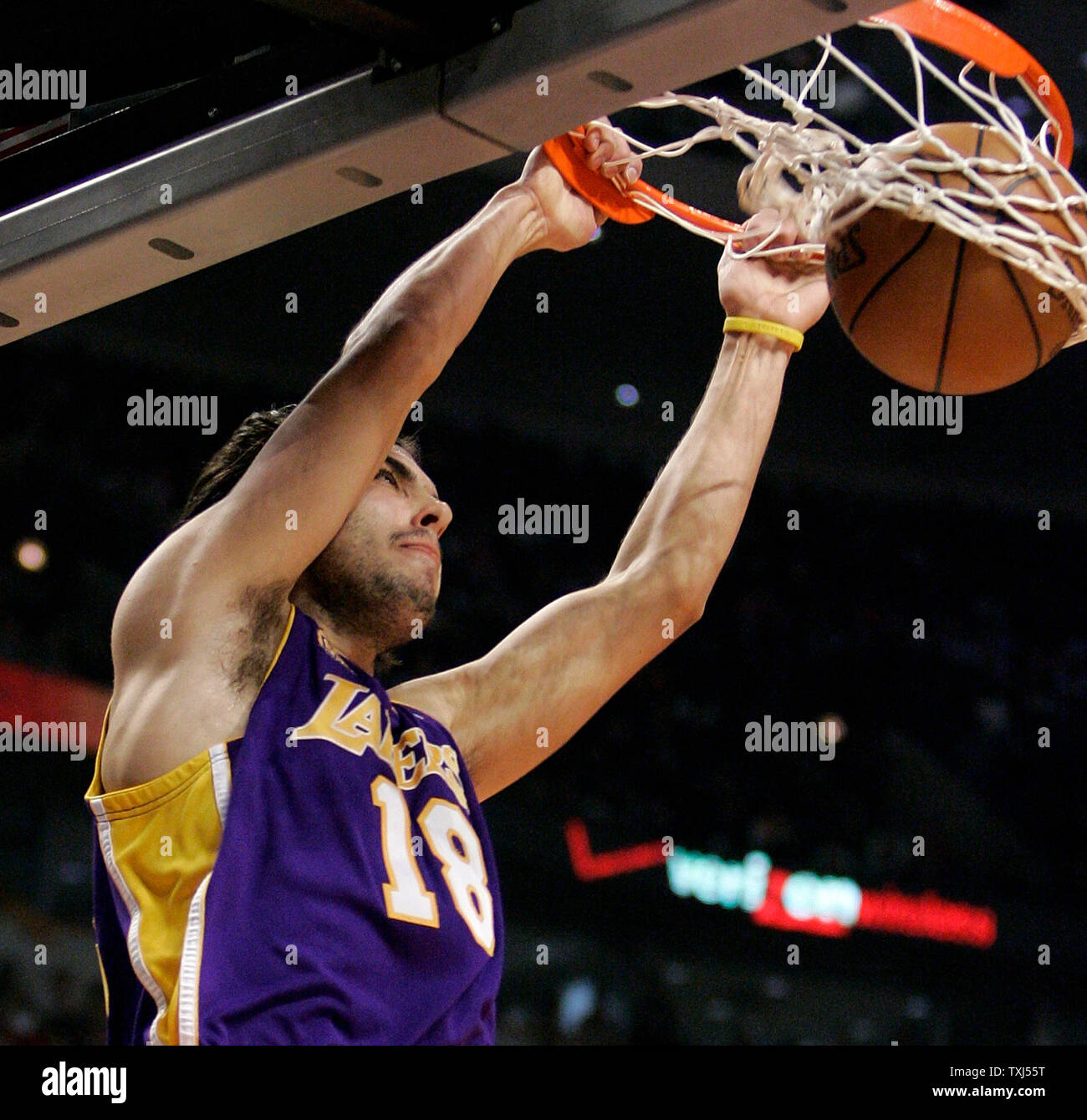 Los Angeles Lakers' Sasha Vujacic (18) dunks during the second quarter against the Chicago Bulls in Chicago on December 18, 2007. The Lakers won 103-91. (UPI Photo/Brian Kersey) Stock Photo