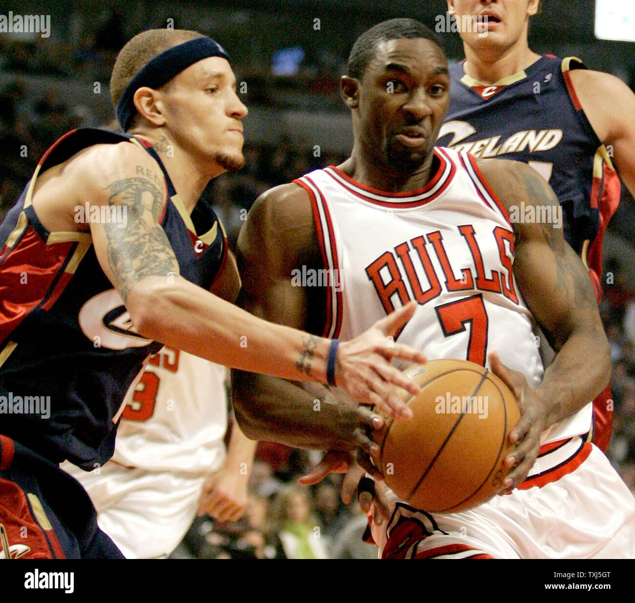 Chicago Bulls' Ben Gordon (7) dunks over Cleveland Cavaliers