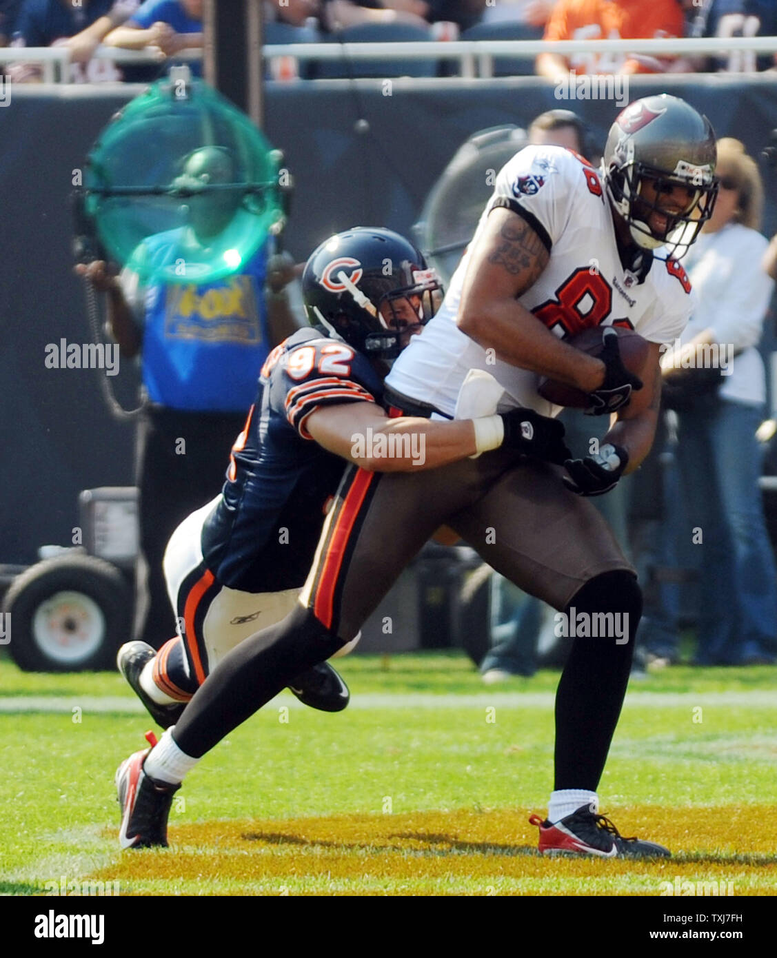 Chicago Bears  linebacker Hunter Hillenmeyer (L) defends Tampa Bay Buccaneers  Jerramy Stevens as he catches a touchdown reception during the fourth quarter at Soldier Field in Chicago on September 21, 2008. (UPI Photo/David Banks) Stock Photo