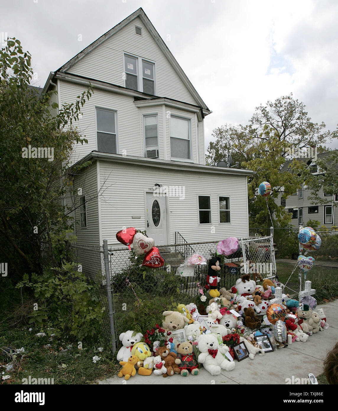 https://c8.alamy.com/comp/TXJ86E/a-makeshift-memorial-left-by-neighbors-and-friends-stands-in-front-of-the-childhood-home-of-oscar-winning-actress-jennifer-hudson-on-october-27-2008-a-body-found-in-an-suv-on-chicagos-west-side-early-monday-morning-is-believed-to-be-that-of-jennifer-hudsons-missing-7-year-old-nephew-julian-king-the-focus-of-a-desperate-search-since-the-oscar-winners-mother-darnell-donerson-57-and-29-year-old-brother-jason-hudson-were-found-shot-to-death-in-their-home-three-days-earlier-upi-photobrian-kersey-TXJ86E.jpg