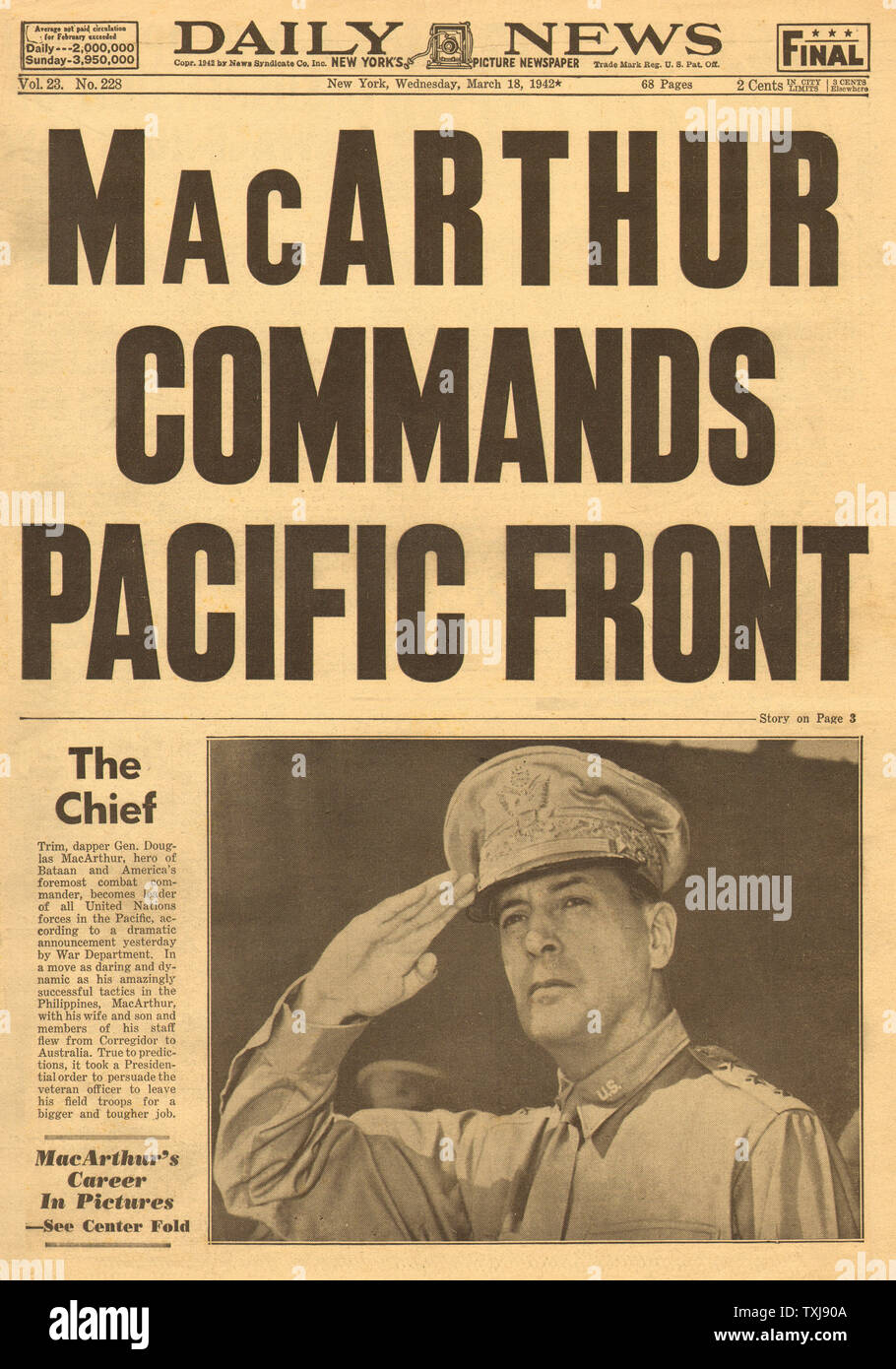 1942 Daily News (New York) General Douglas MacArthur takes command of Pacific War Stock Photo