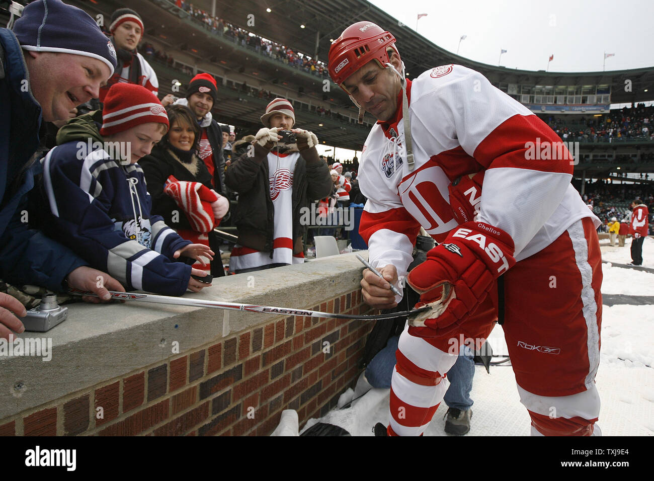 Chris Chelios & Dominik Hasek Signed Red Wings 8x10 Photo (COJO COA)