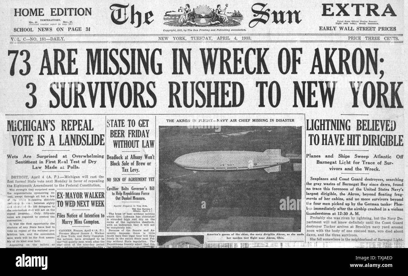 1933 The Sun (New York) newspaper front page USS Akron airship disaster Stock Photo