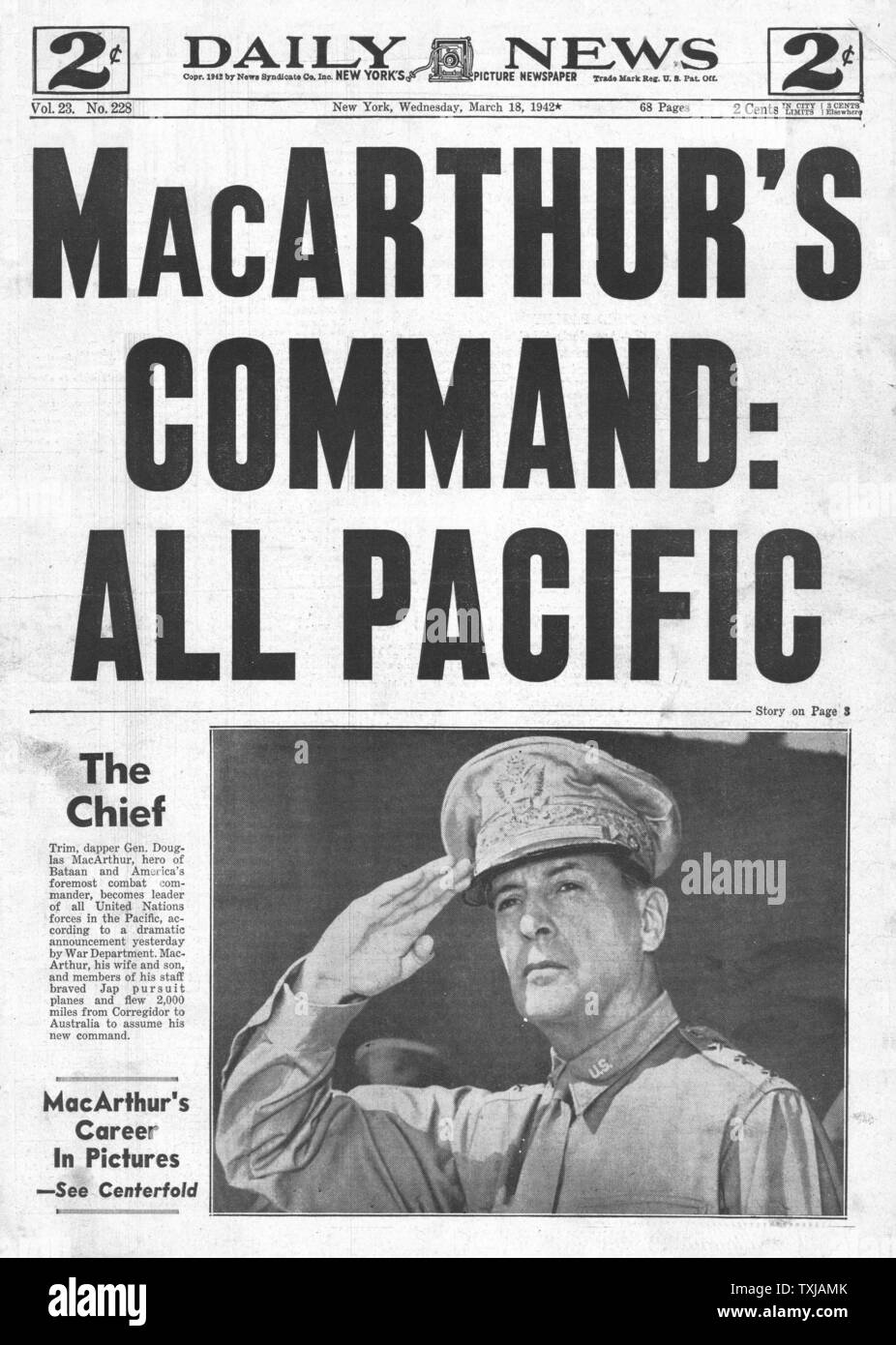 1942 Daily News (New York) General Douglas MacArthur takes command of Pacific War Stock Photo