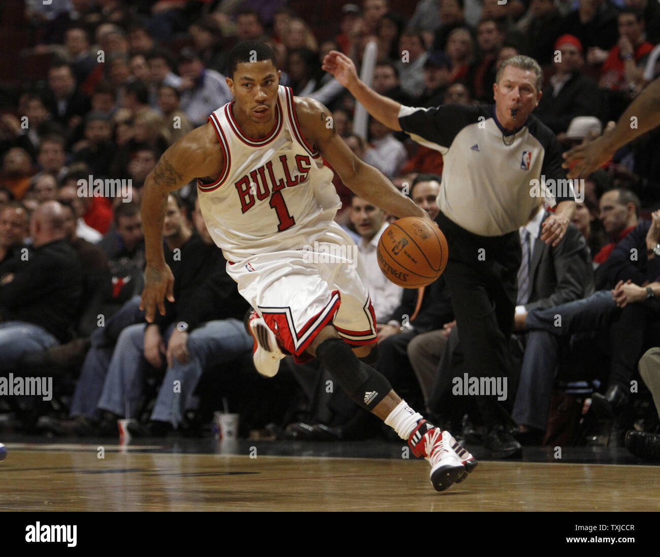 Chicago Bulls guard Derrick Rose brings the ball up the floor against the  Cleveland Cavaliers during the fourth quarter of game 3 of the first round  of the NBA Playoffs at the