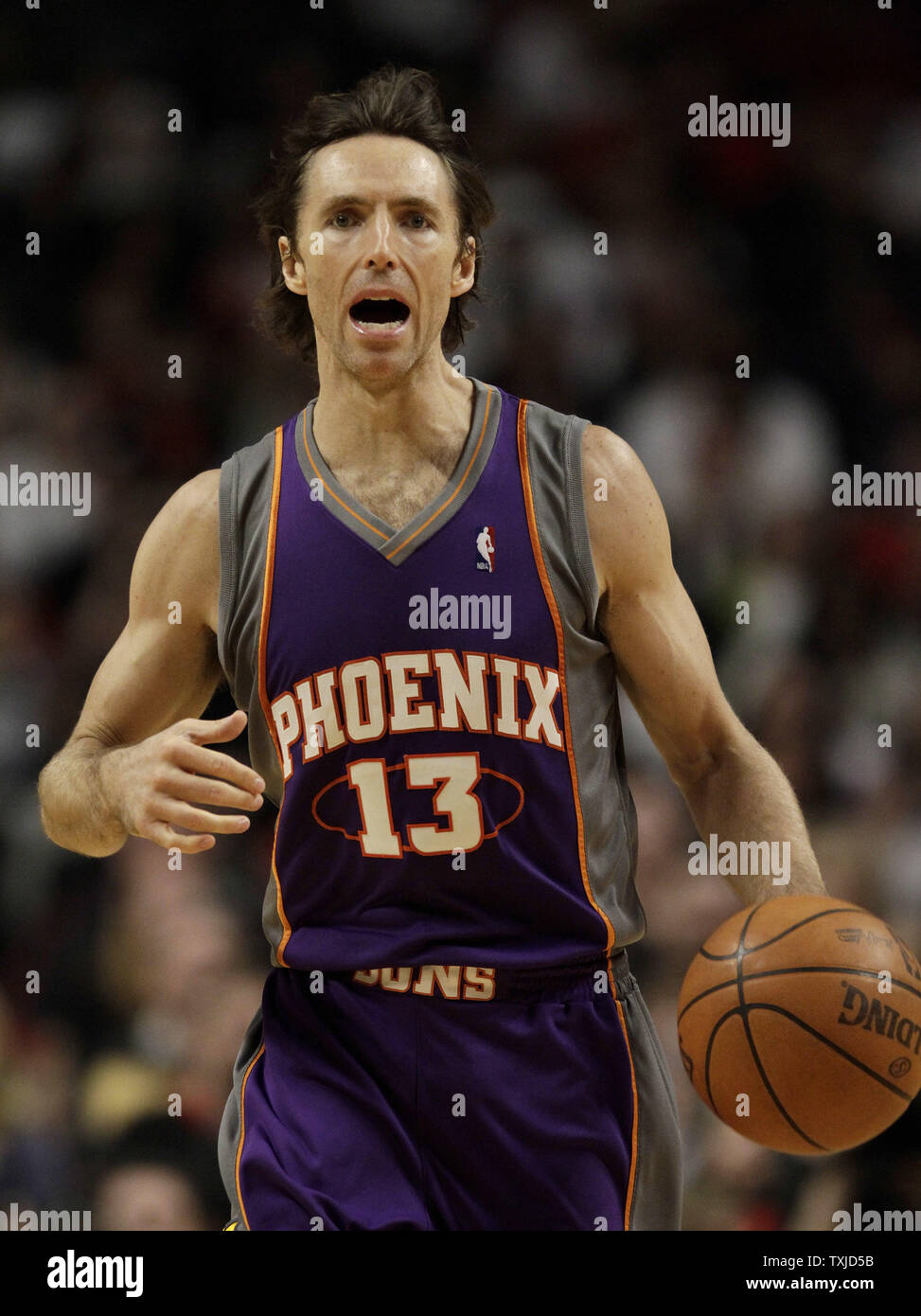 Steve Nash of the Phoenix Suns dribbles circa 1997 at the Fotografía de  noticias - Getty Images