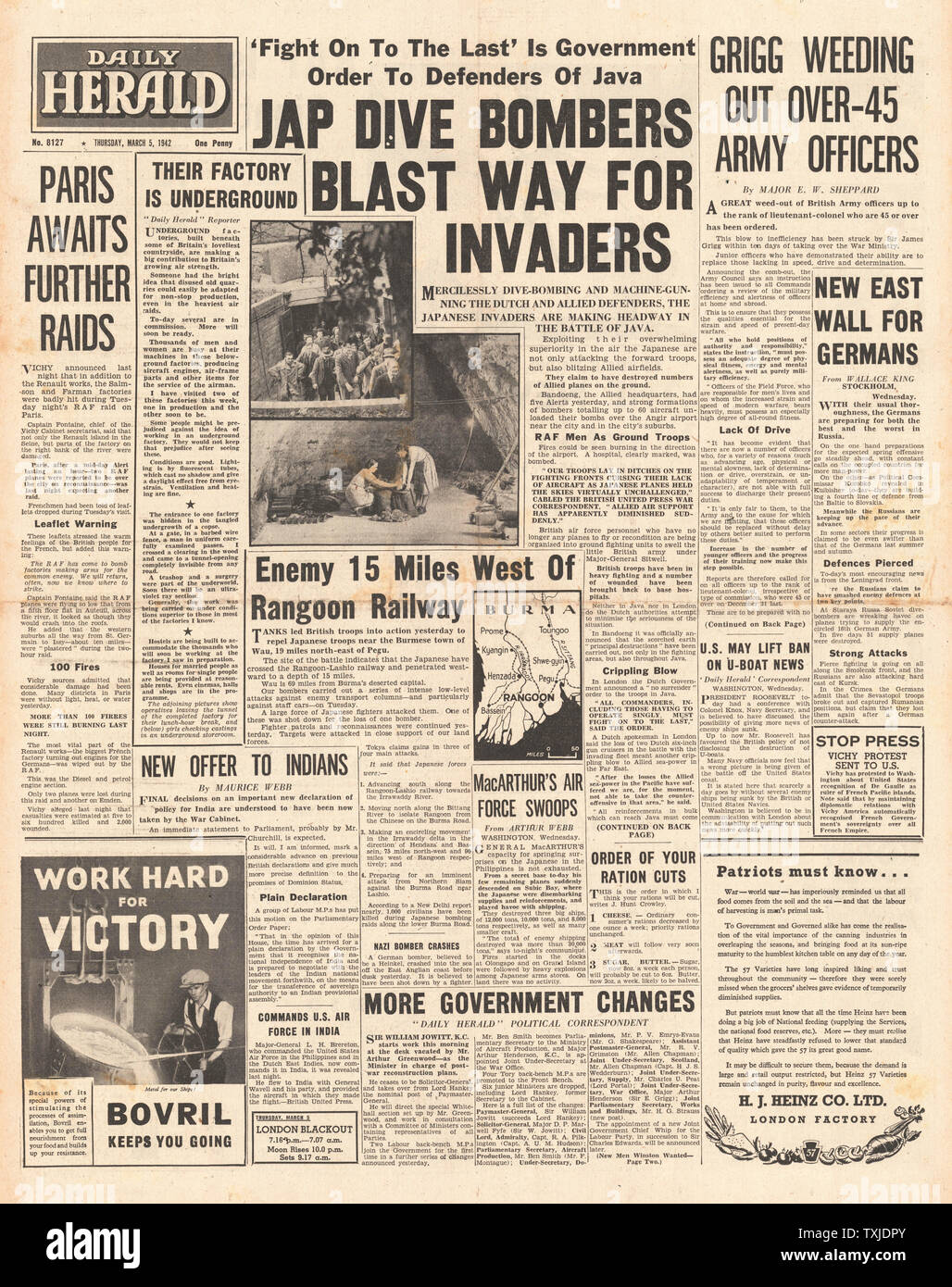 1942 front page Daily Herald Grigg, Minister of War purges British Army and Battle for Java Stock Photo