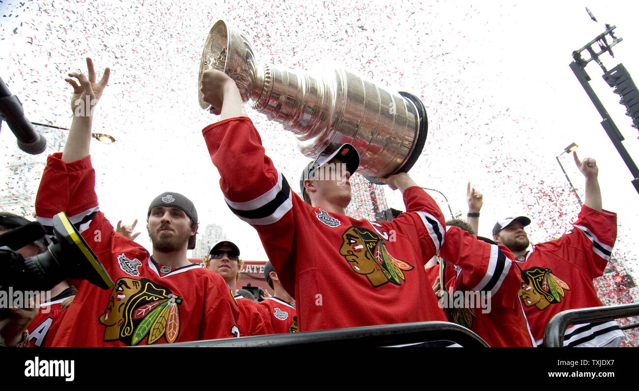 Blackhawks stage late rally to win Stanley Cup