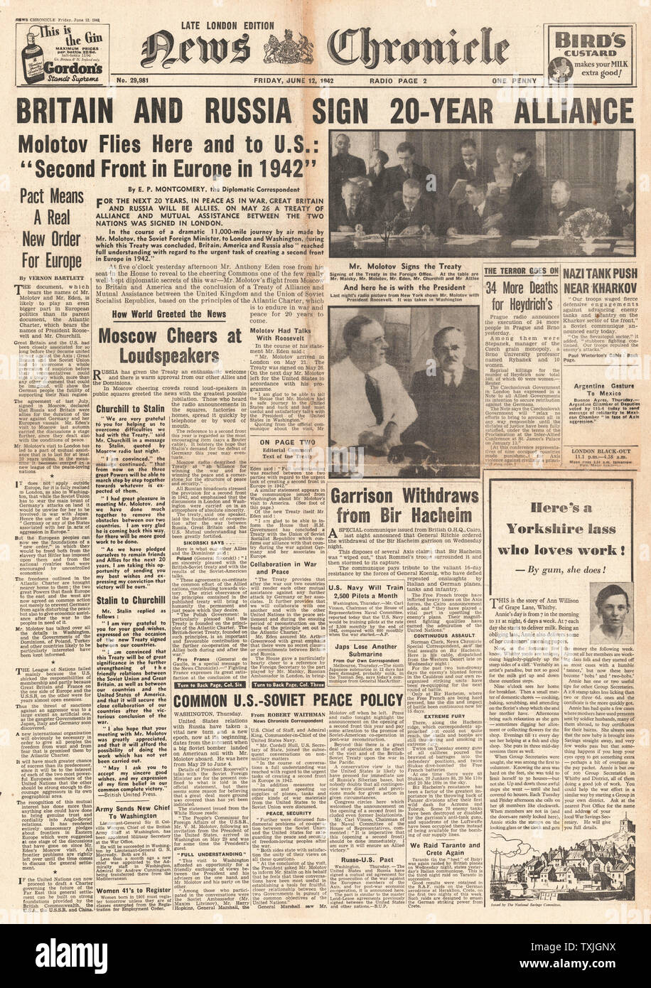 1942 front page News Chronicle Britain and Russia sign 20 year Assistance Pact Stock Photo