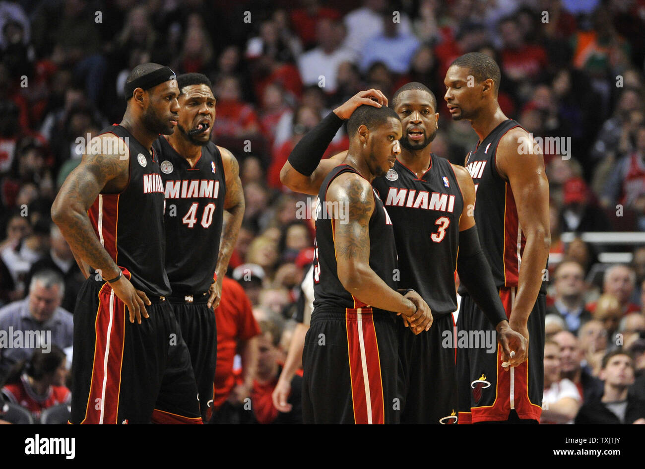 LeBron James, Chris Bosh, Dwyane Wade carry Heat to 3-1 lead over Bulls