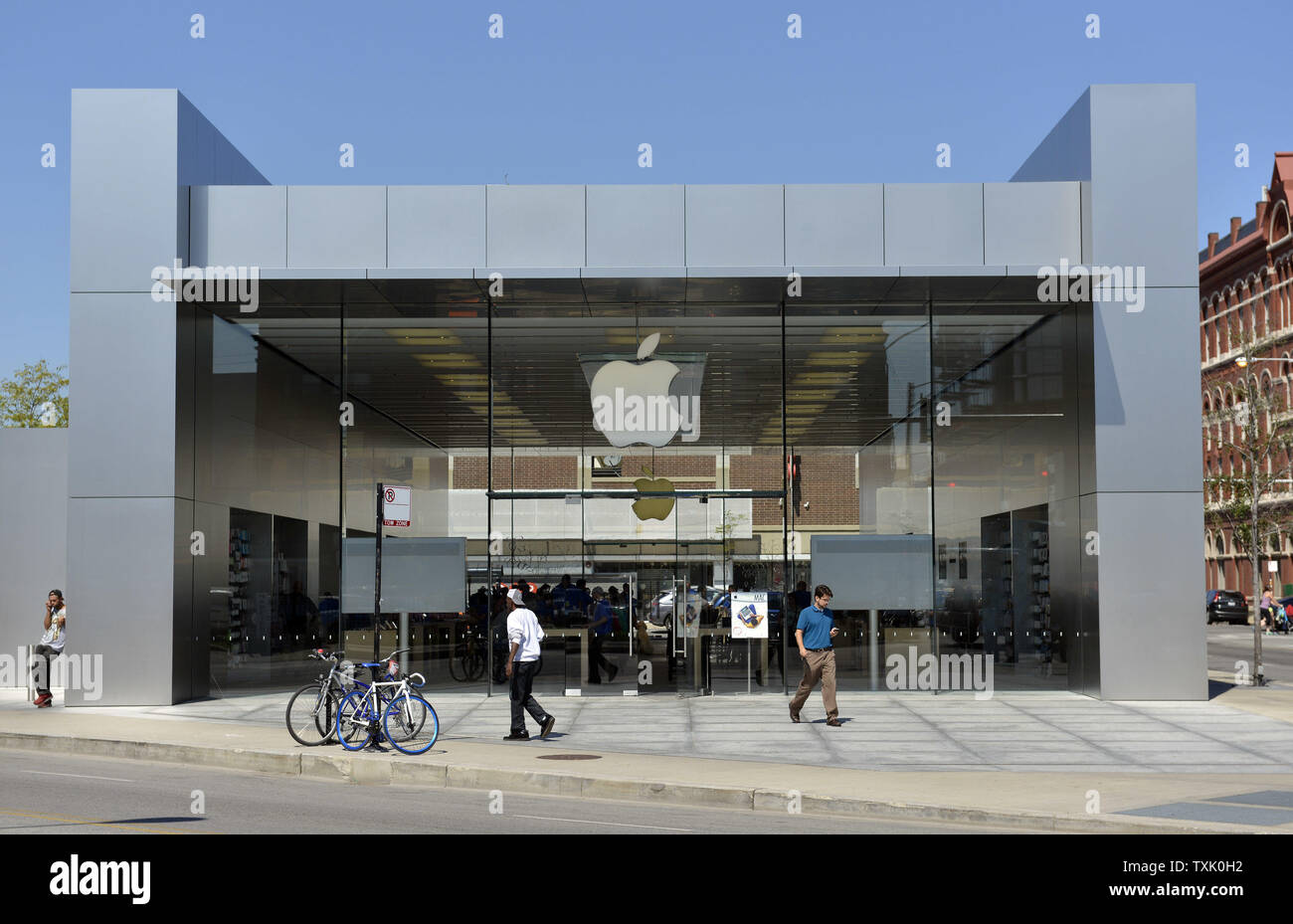 File:Apple store, Michigan Avenue, Chicago at night (49713323031).jpg -  Wikimedia Commons