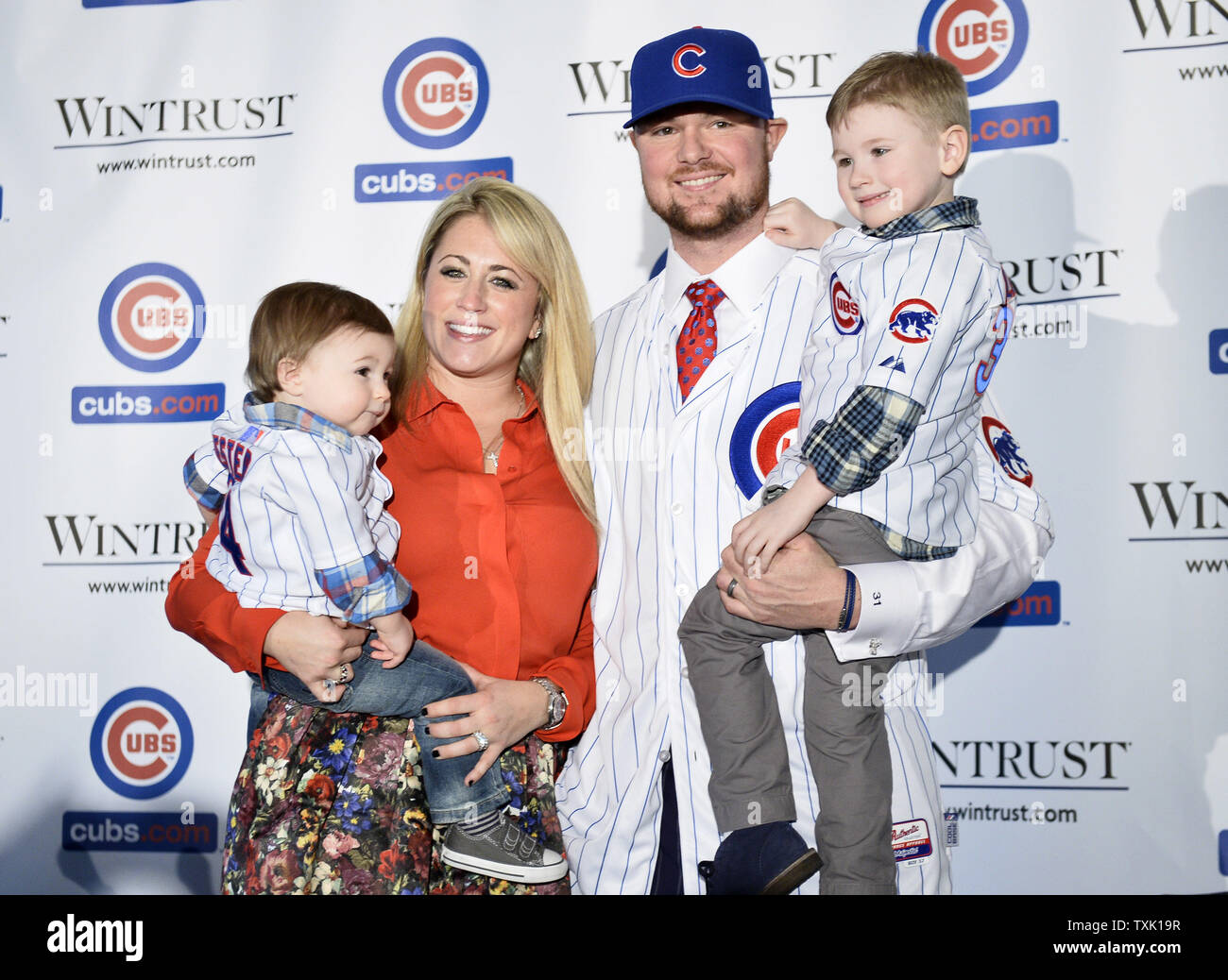 Chicago Cubs new starting pitcher Jon Lester poses for photos with his wife  Farrah and sons Walker, 1, (L) and Hudson, 4, after his introductory news  conference in Chicago on December 15