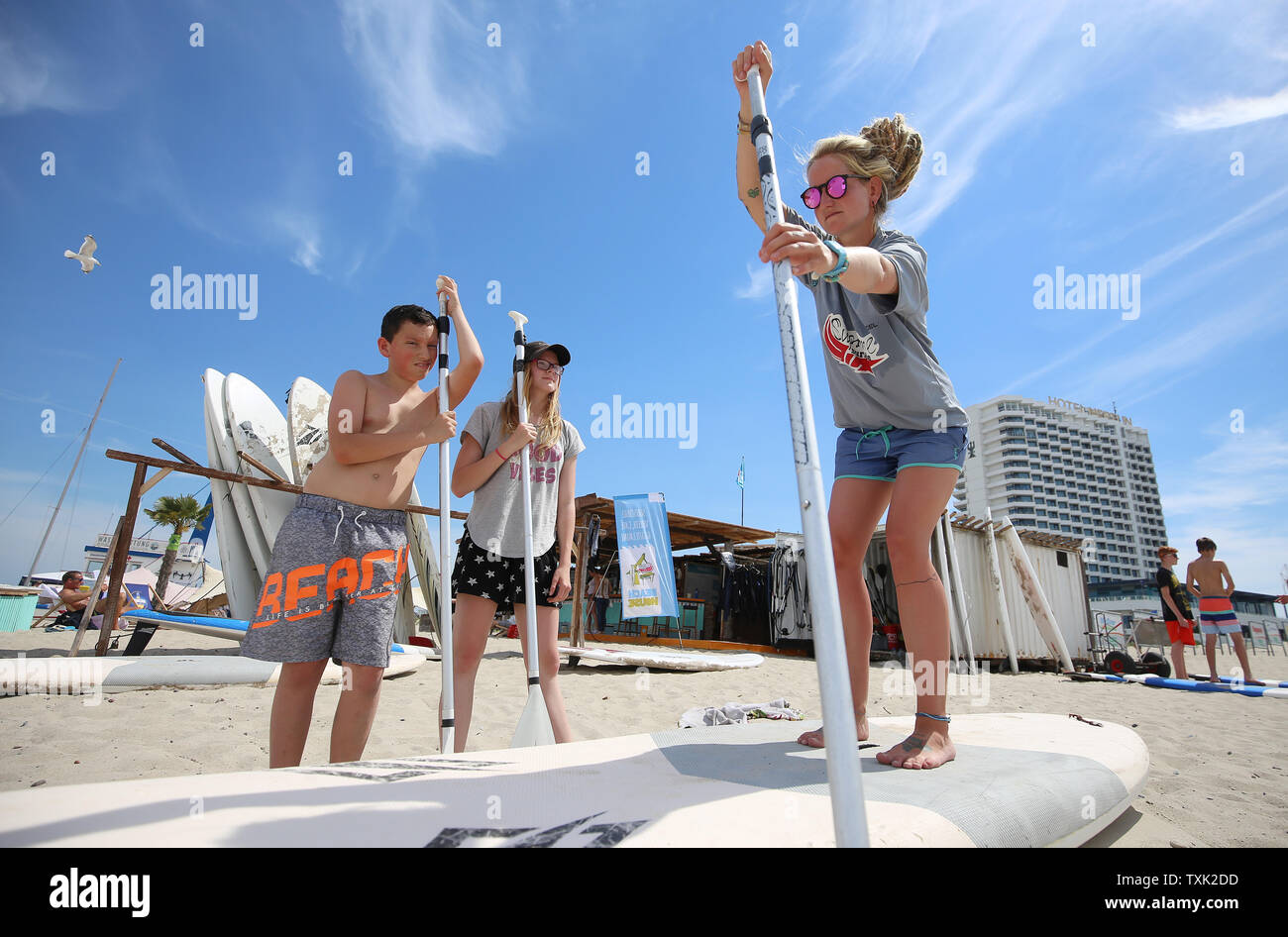 25 June 19 Mecklenburg Western Pomerania Warnemunde Surf Teacher Caro Schneider R L Gives The Students Jessy Ritter And Jeremy Schult A Course In Stand Up Paddling The First Rostock Beach School Days Take Place