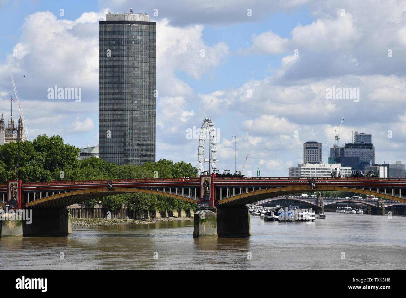 London, river thames or isis flows southern england including London ...