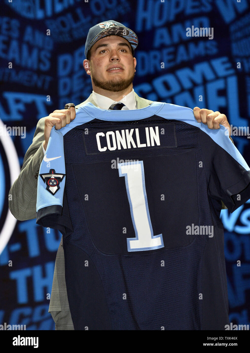 Jack conklin titans jersey hotsell
