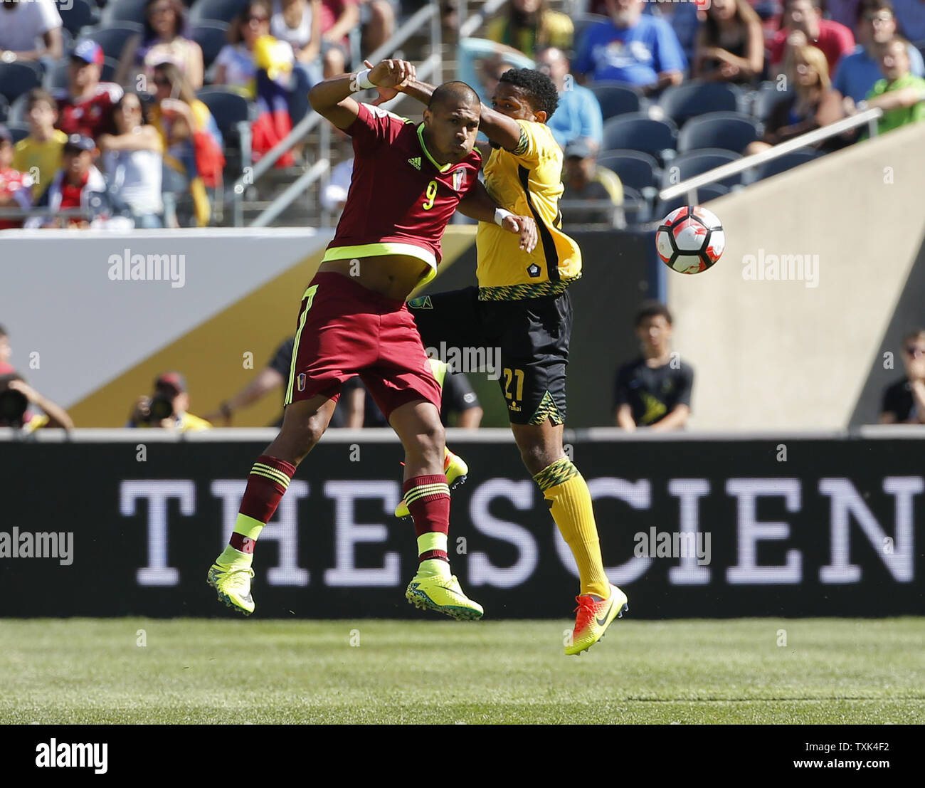 Succesvol Ontvangst cent Venezuela forward Jose Salomon Rondon (L) and Jamaica defender Jermaine  Taylor (21) go for the ball during the first half of a 2016 Copa America  Centenario match at Soldier Field in Chicago