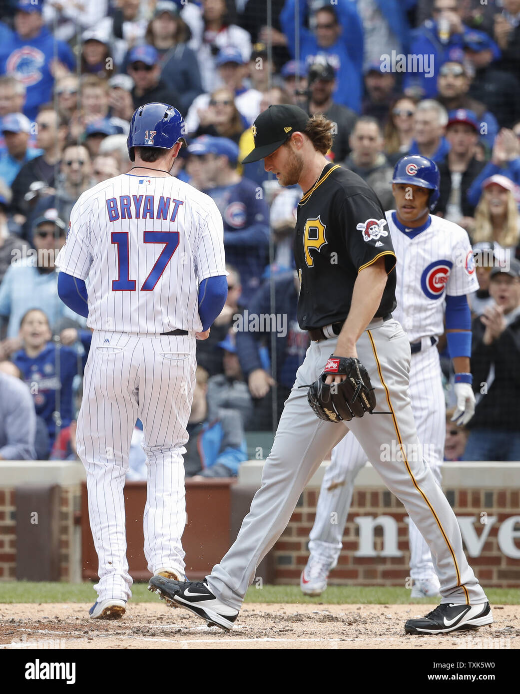 Chicago Cubs third baseman Kris Bryant scores against the Pittsburgh