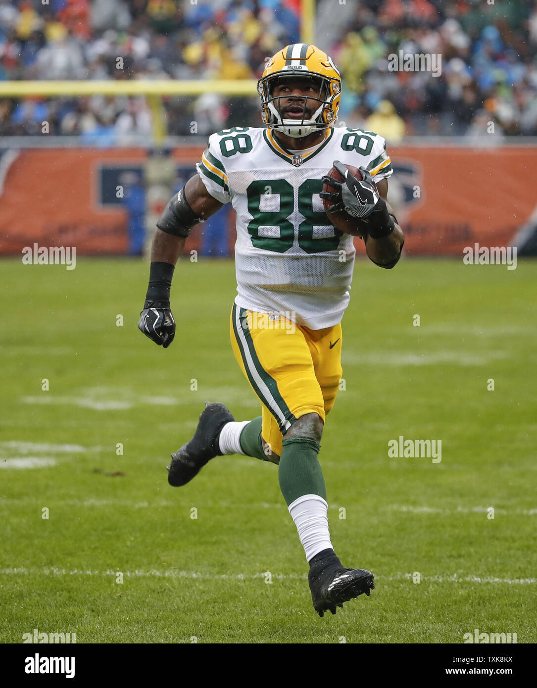Green Bay Packers running back Ty Montgomery (88) runs for a touchdown  against the Chicago Bears