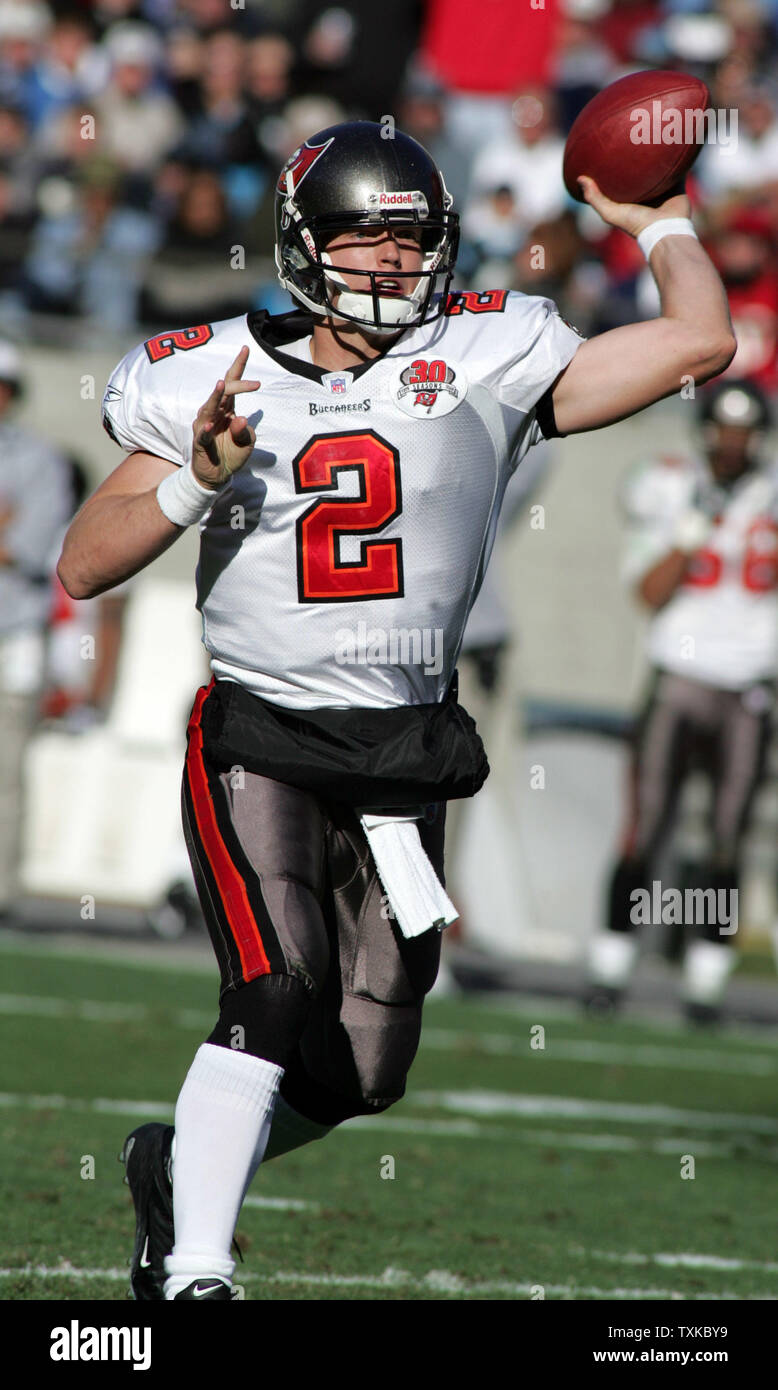 Tampa Bay Buccaneers quarterback Chris Simms (2) releases a pass in first half against the Carolina Panthers at Bank of America Stadium on December 11, 2005. Simms and his Buccaneers upset the NFC South Division rivial Panthers 20-10.  (UPI Photo/Bob Carey) Stock Photo