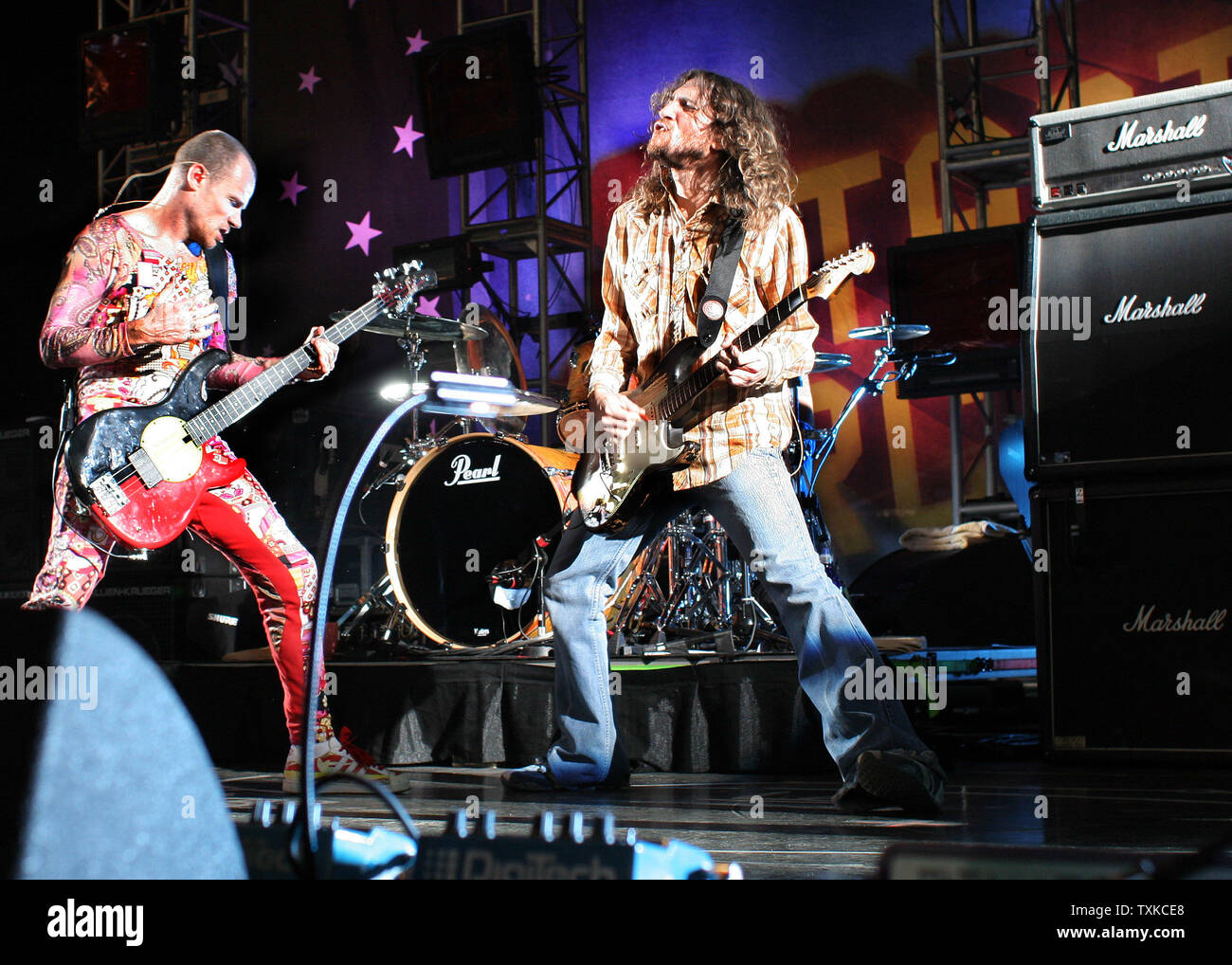Red Hot Chili Peppers guitarists Flea (l) and John Frusciante (l) perform at the NASCAR NEXTEL Challenge at Lowe's Motor Speedway in Charlotte, NC on May 20, 2006.  (UPI Photo/Bob Carey) Stock Photo