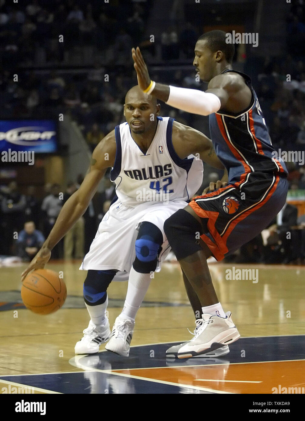 Dallas Mavericks Guard Jerry Stackhouse Drives Past Charlotte Bobcats Guard Gerald Wallace In The First Half At The Charlotte Bobcats Arena In Charlotte N C On November 06 Upi Photo Nell Redmond Stock