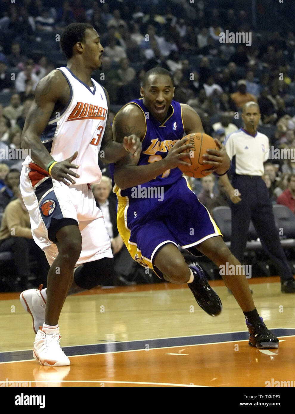 Los Angeles Lakers Guard Kobe Bryant Right Drives Past Charlotte Bobcats Guard Gerald Wallace At The Charlotte Bobcats Arena In Charlotte N C On December 29 06 Upi Photo Nell Redmond Stock Photo Alamy