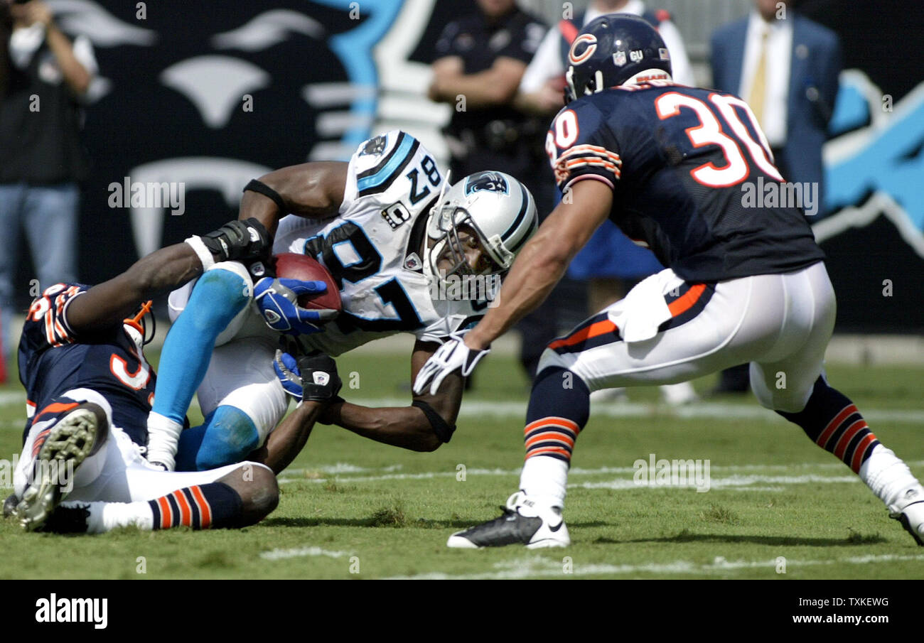 Chicago Bears cornerback Charles Tillman (33) and safety Chris Harris (46)  pull on New York Giants wide receiver Hakeem Nicks' (88) jersey, stoping a  big run after a Nicks' reception during second