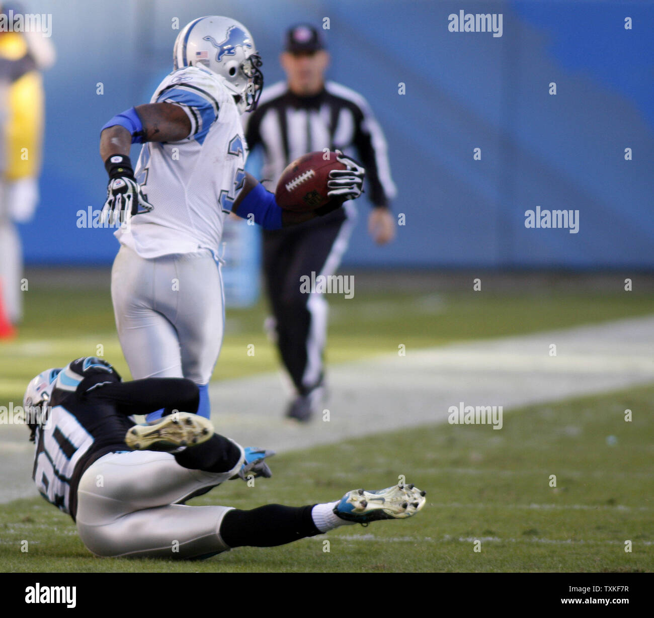 Charlotte, NC, USA. 17th Sep, 2017. Carolina Panthers defensive end Julius  Peppers (90) plays in his first game back in Charlotte during the NFL game  between the Buffalo Bills and the Carolina