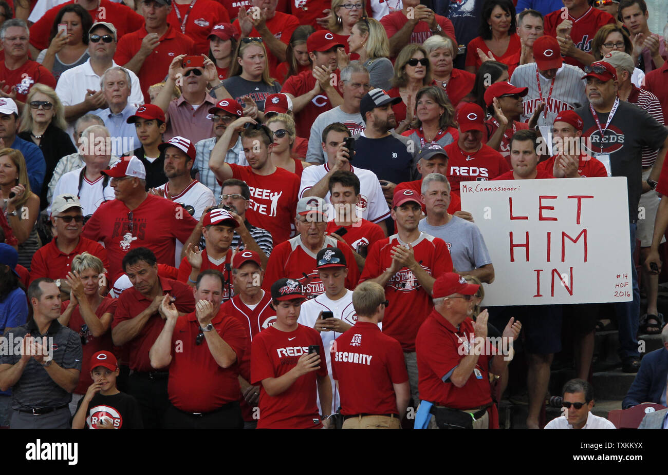 Cincinnati Reds fans show their support for Pete Rose during the 86th