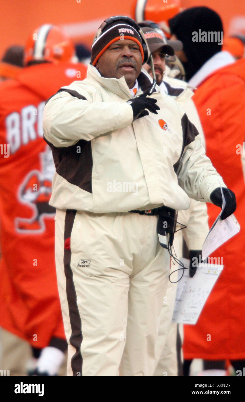 Cleveland, Ohio, USA. 26th Nov, 2006. Cleveland Browns coach Romeo Crennel  during his team's game against the Cincinnati Bengals at Cleveland Browns  Stadium on Nov. 26, 2006 in Cleveland, Ohio. ZUMA Press/Scott