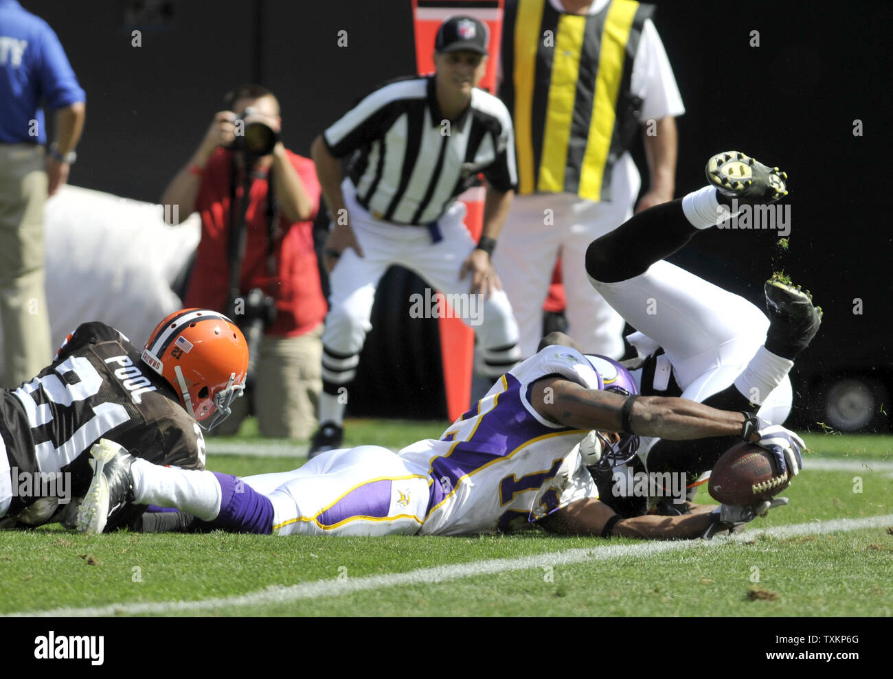 Percy Harvin #12 of the Minnesota Vikings attempts to make a catch as Ryan  Clark #25 of the Pittsburgh Steelers defends Stock Photo - Alamy